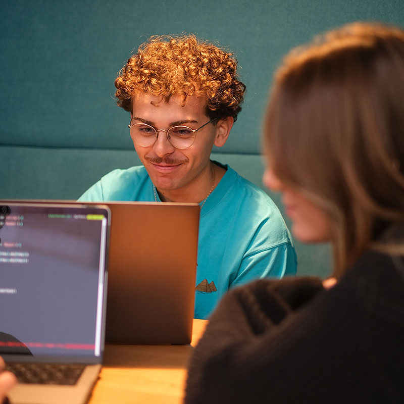 Des développeurs de Zone01 en formation en train de coder