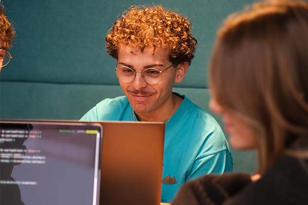 Diplôme de certification RNCP remis à un étudiant à Rouen