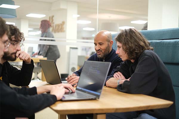 Étudiant en alternance développeur web à Rouen travaillant en entreprise