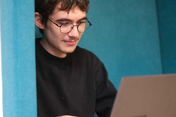 Étudiant en alternance développeur web à Rouen travaillant sur un projet