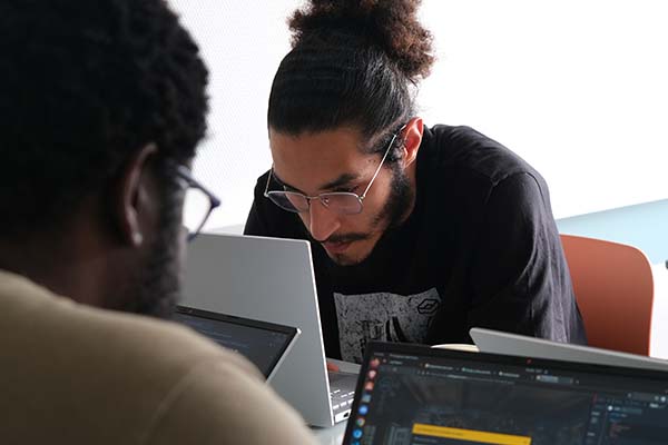 Étudiant en formation développeur full stack à Caen travaillant sur un projet