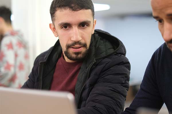 Étudiant en formation sécurité informatique à Rouen apprenant la cybersécurité