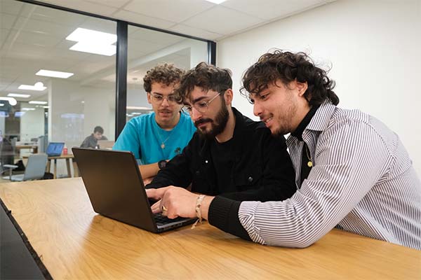 Étudiant suivant une formation de codage informatique au Havre