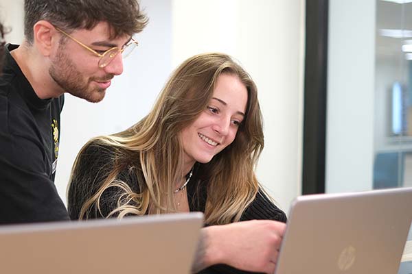 Étudiants suivant une formation informatique gratuite à Dieppe