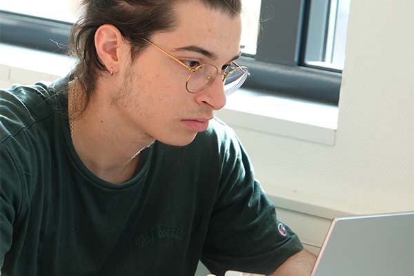 Étudiant en formation codage informatique à Rouen