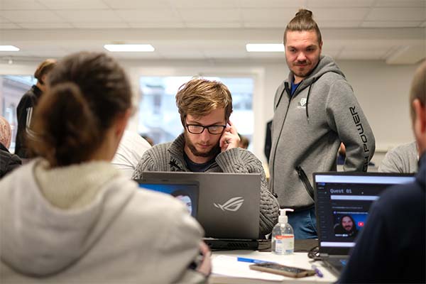 Étudiants en formation développeur web au Havre