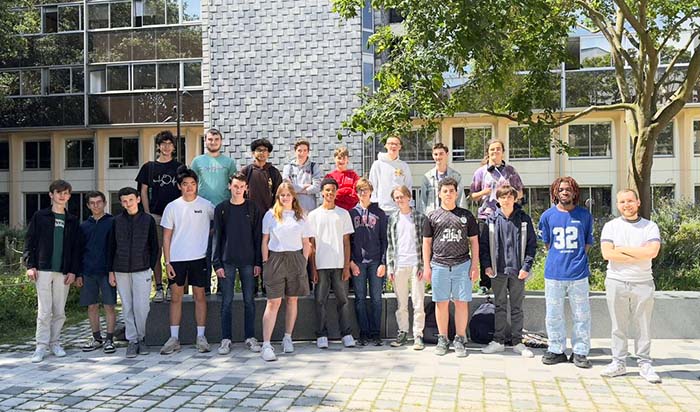 Groupe de 25 collégiens participants à la Piscine Web Explorer à Zone01, souriants et réunis après une journée d'initiation au développement web