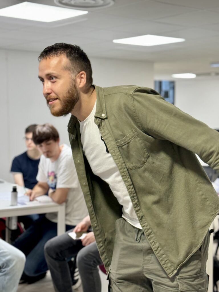 Apprenants de Zone01 en pleine activité de team-building lors de la journée d'intégration, échangeant et partageant dans une ambiance conviviale