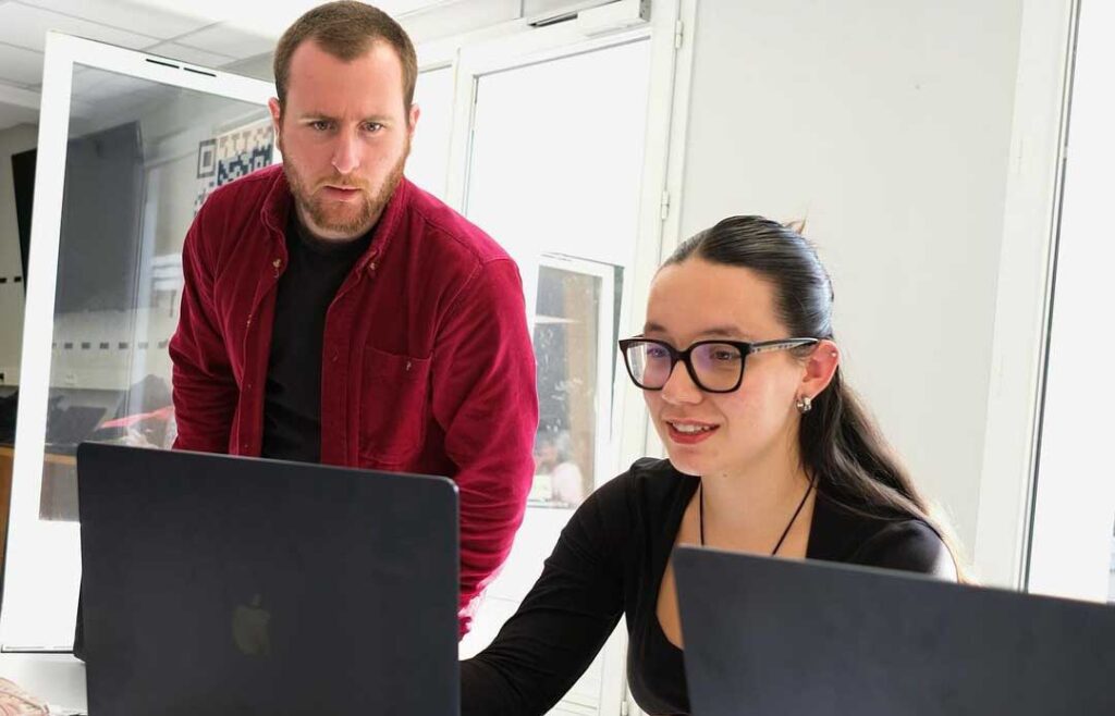 Équipe d’étudiants travaillant ensemble sur un projet numérique durant la Piscine Discovery ISCOM x Zone01.