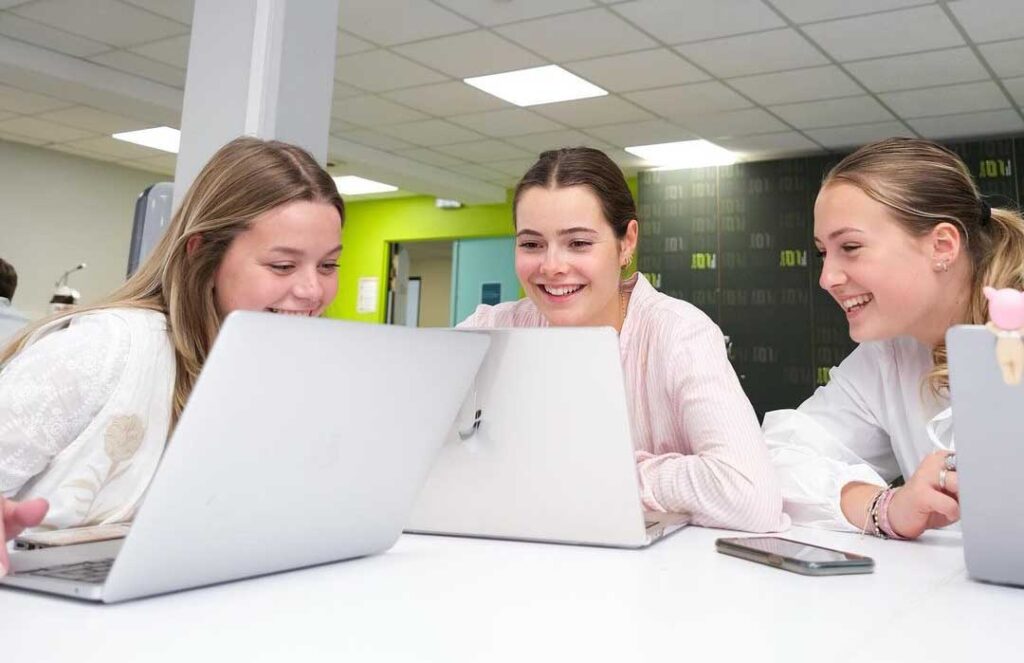 Étudiants de première année d’ISCOM en pleine immersion dans le numérique, encadrés par les coachs de Zone01 lors de la Piscine Discovery