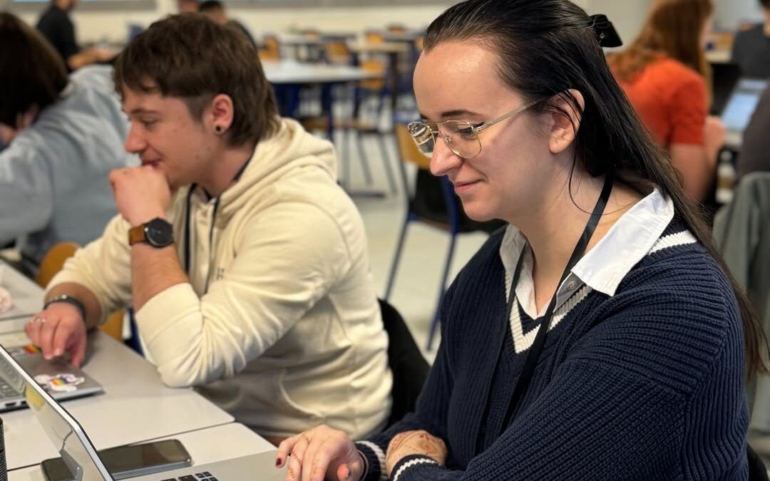 Apprenants de Zone01 en pleine concentration lors du Jeanne d'Hack CTF 2024 à l'UFR Sciences et Techniques de Rouen, prêts à relever les défis en cybersécurité.