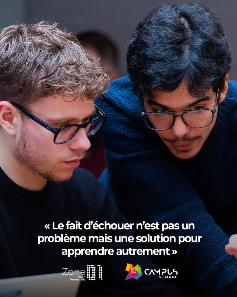 Participants des trois écoles travaillant ensemble sur des défis de programmation pendant la Piscine Discovery à Zone01