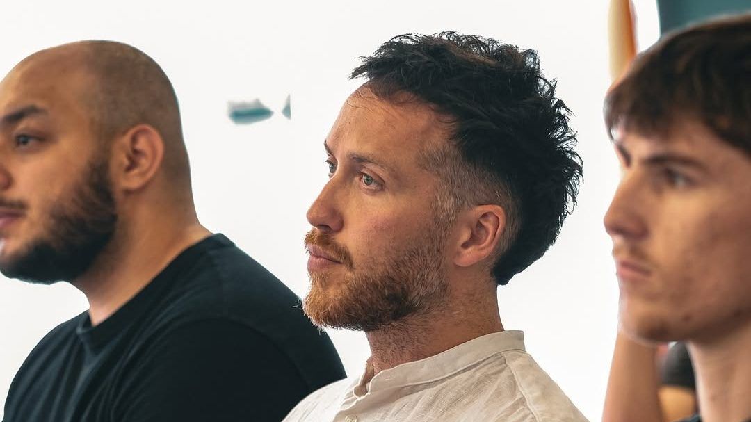 Développeurs Zone01 analysant des projets startup pour collaboration