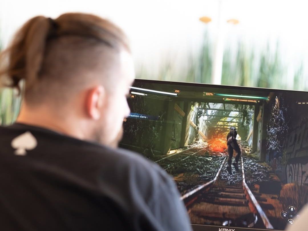 Candidats Zone01 en défi technique pendant un hackathon